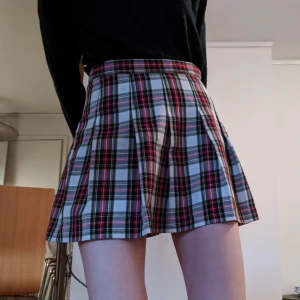  - Rutig kjol.  Från HM, barnstorlek 140 men passar mig som har storlek XS i kjolar.   Midjemått: 65 cm