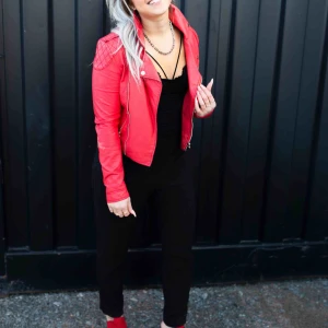  - Röd skinnjacka knappt använd