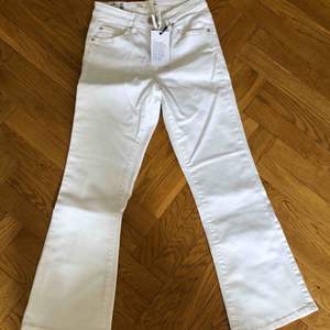 Vita tajta utsvängda jeans från Cubus som är ankelkorta. Aldrig använda, alla lappar sitter kvar. Strl XS. Nypris 399 kr. Priset är exklusive porto. 
