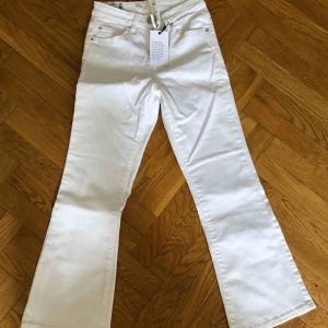 Vita cropped jeans - Vita tajta utsvängda jeans från Cubus som är ankelkorta. Aldrig använda, alla lappar sitter kvar. Strl XS. Nypris 399 kr. Priset är exklusive porto. 