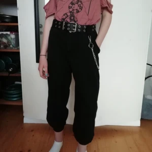  - Cargo pants köpta för ca 2 månader sen. Använda, men inte särskilt mycket eftersom dom var för små. Rekomenderas för folk som är 160 och neråt. 