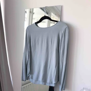  - Tunn turkos blus från H&M i storlek 38. Frakt ingår!