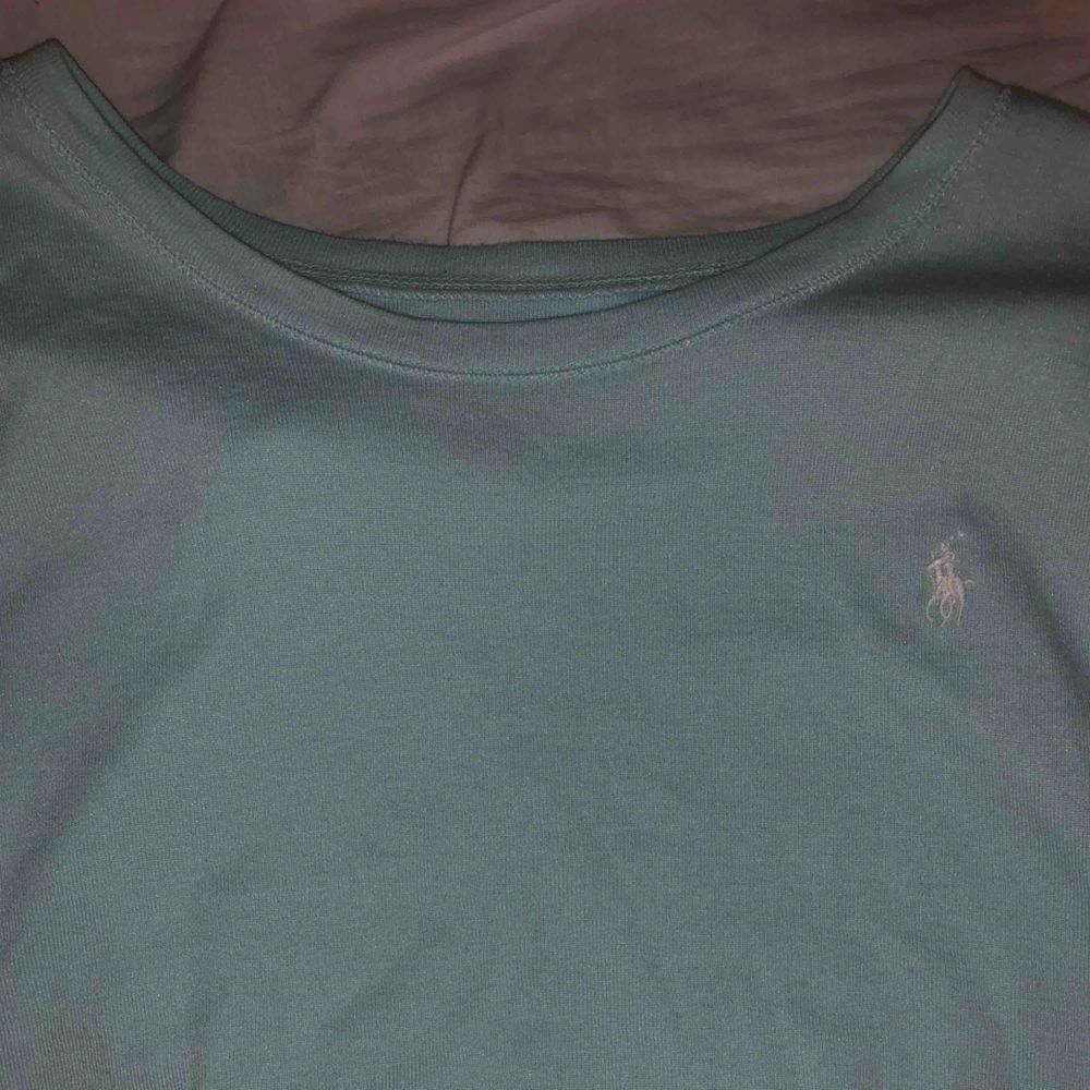 En vanlig Ralph lauren t shirt perfekt till sommaren i storlek XL för barn som en vanlig s 💕. Skjortor.