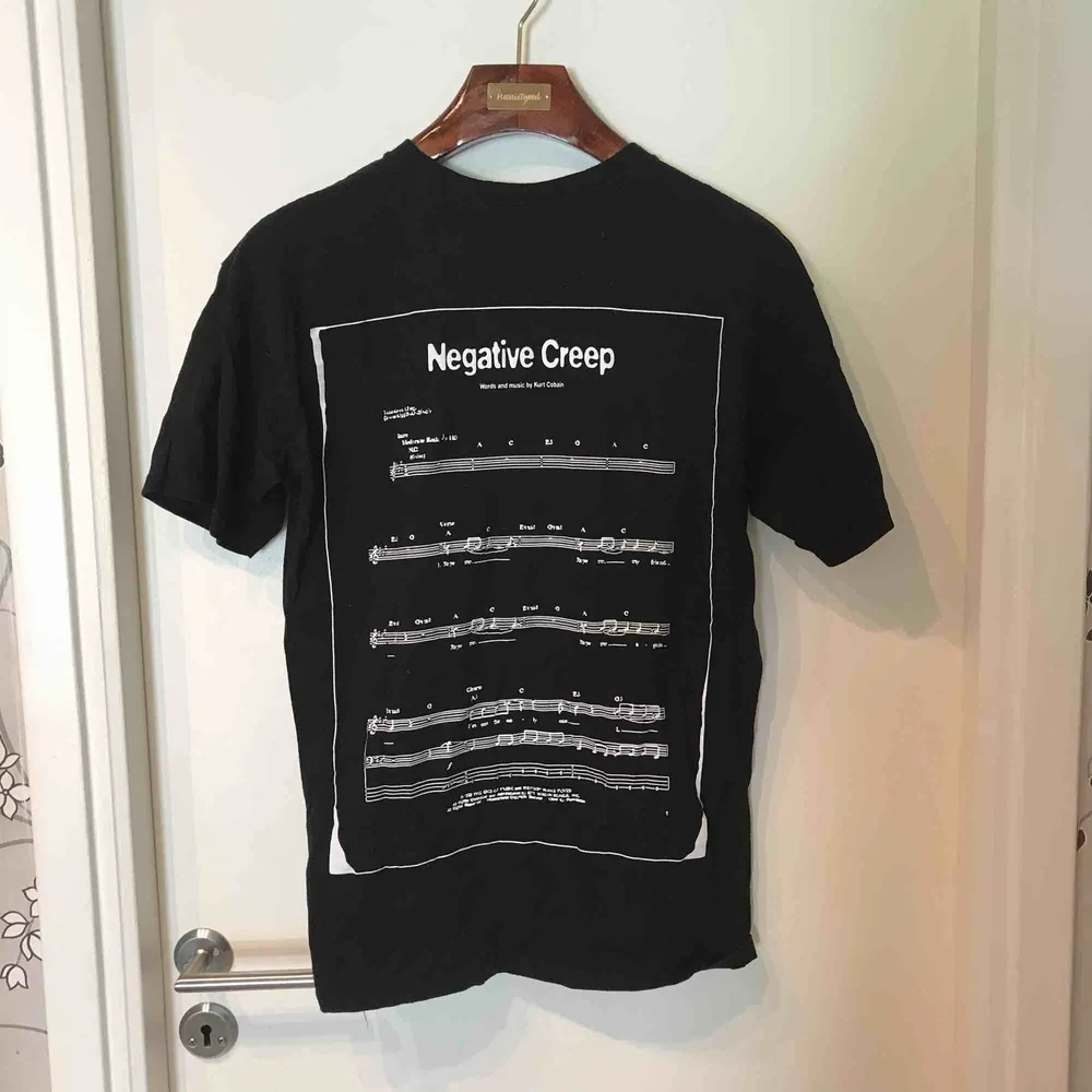 Svart t-shirt med Kurt Cobain - Negative Creep tryck. Minimalt använd, nypris 399:-  köparen står för frakten och betalning sker på swish. T-shirts.