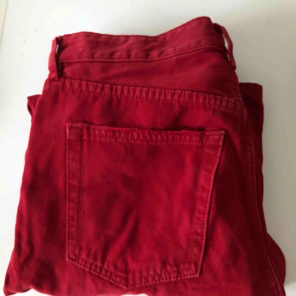 Aaaassssnygga röda vintage mom jeans från Emmaus i strlk 29 (passar 27-30 beroende på önskad  passform) ❤️💙. Jeans & Byxor.