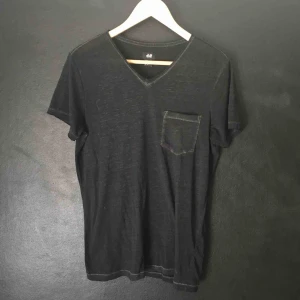  - Svart v-ringad H&M t-shirt i tunnt och luftigt tyg. 