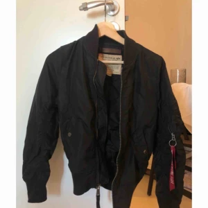  - Äkta alpha industries som är för liten på mig! Jag är en 38 men den passar en 34. 