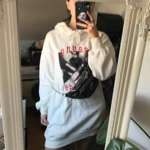  - Cool hoodie-klänning från H&M. Använd endast ett fåtal gånger. Pris kan diskuteras! Fraktar helst men kan ev. mötas upp i Stockholm 🌷