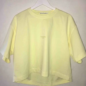  - Croppad t-shirt från Acne Studios köpt för 5 månader sedan i modellen Cylea. Endast använd 2-3 gånger så i väldigt bra skick. Nypris 1400 kr