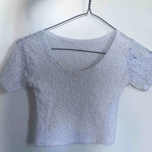  - Jättesöt topp med genomskinlig broderi/spets i ryggen🦋.                                      (Den är fodrad på framsidan) Spetsen är i jättefint skick utan håll eller nopprar, tröjan sitter väldigt smickrande på 💕