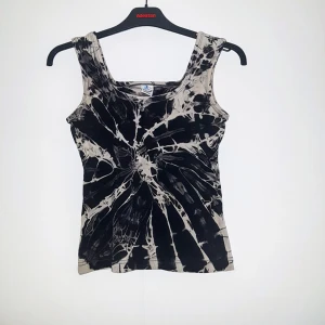  - Skitsnyggt batikmönstrat linne, storlek L men sitter som S/M. 