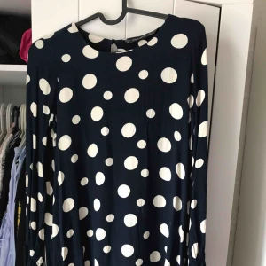  - En kort klänning som passar en person är 1m55 om man är lång över 1m6 blir det en blus. Materialet inuti blusen är väldig coolt. Pga av säljer den eftersom jag har något sånt. Frakten kommer 49kr 