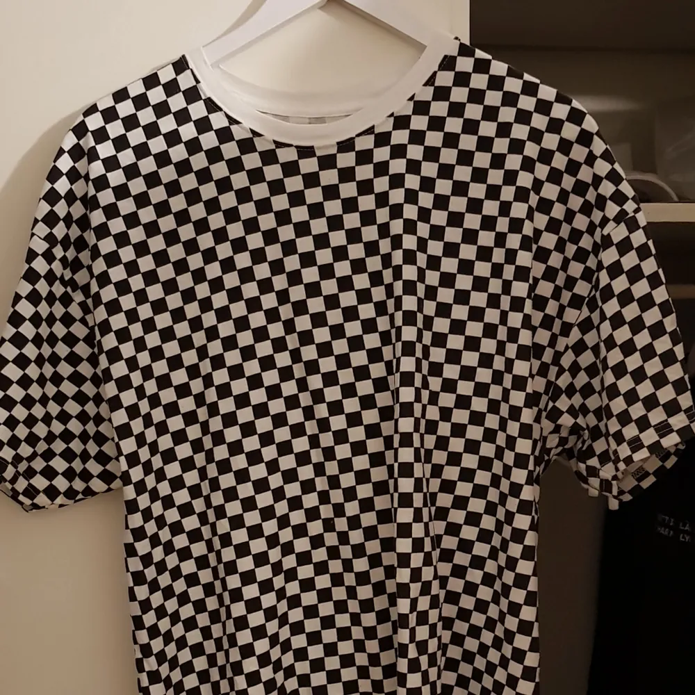Väldigt enkel och skön tröja från supreme i samarbete med hanes. Checkerboard mönstret är exklusivt och kommer inte tillbaka någonsin. XL men sitter större. Köpt i två-pack för totalt 700kr när de släpptes. Näst intill oanvänd.. Toppar.