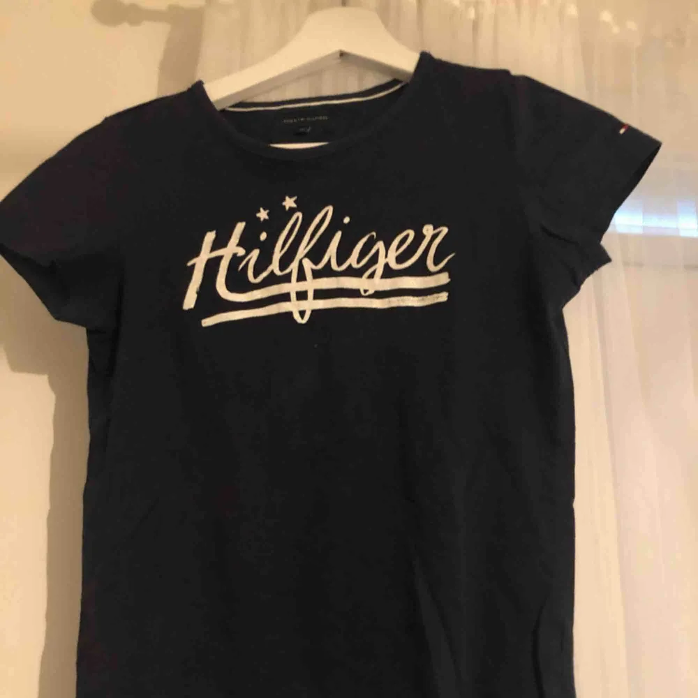 FRAKT INGÅR! Nästan helt äkta oanvänd Tommy Hilfiger t-shirt. Det står storlek 152, men sitter bra som XS🥰. T-shirts.