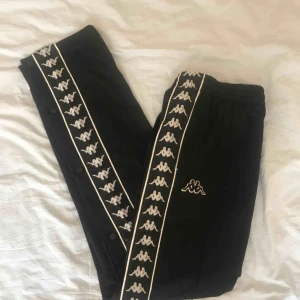  - Kappa astoria popper pants i storlek small
