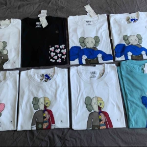  - Uniqlo x kaws t-shirt, slutsåld i butik och online. 300kr per styck, Finns att hämta i Odenplan Stockholm. Kan skicka med spårbar(63kr).