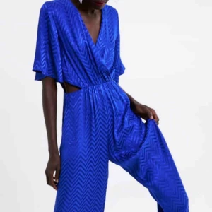  - Säljer denna blåa jumpsuit med cut-outs vid midjan. Från zara, oanvänd med lapparna på! Priset är inklusive frakt 😊😊😊