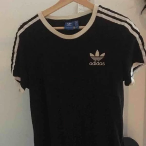  - En simpel Adidas t-shirt, bara använd högst 2 gånger. Nypris: 300kr! 