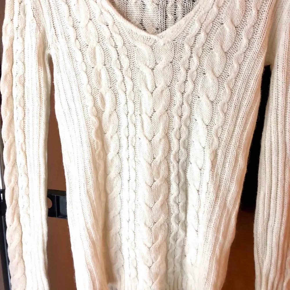 New w/o tag Gap knitted sweater  Color: White Size: Small . Stickat.