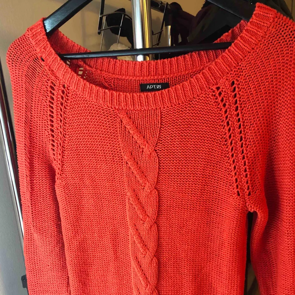 Orange knitted sweater Size: small. Stickat.