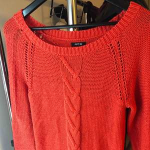 Orange knitted sweater Size: small