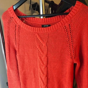  - Orange knitted sweater Size: small