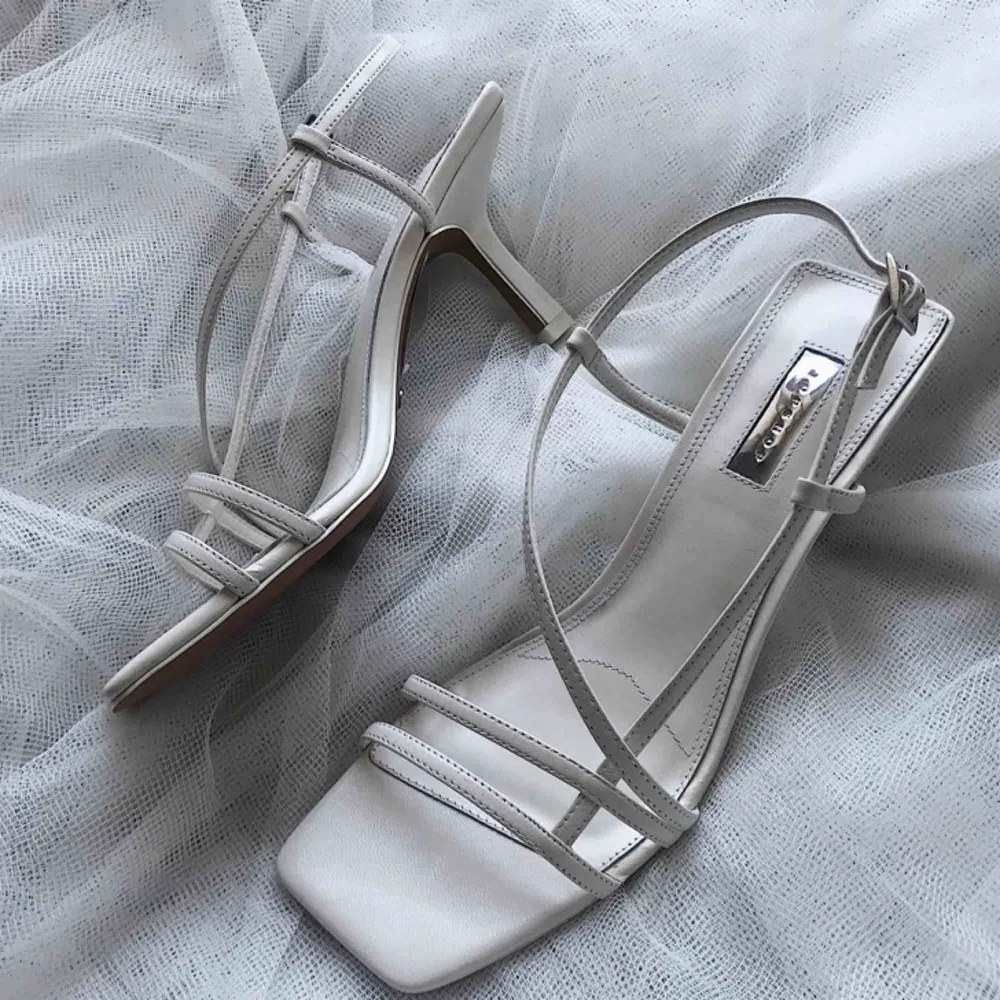 HELT NYA slutsålda Topshop white strippy sandals ✨ Original box följs med. Nypris 660kr. Frakt 50kr. Skor.