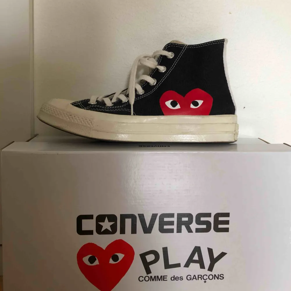 Säljer mina Converse X CDG Play sneakers. Köpta på Nitty Gritty i Stockholm för 1200kr - ungefär 3 månader sedan. Sparsamt använda, men självklart lite smutsiga som skor blir, men bara att tvätta dom så är de som nya! Pris kan diskuteras vid snabb affär. . Skor.