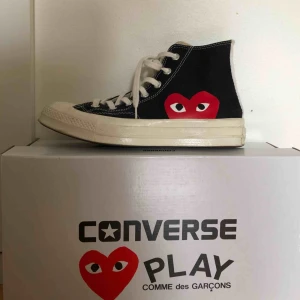  - Säljer mina Converse X CDG Play sneakers. Köpta på Nitty Gritty i Stockholm för 1200kr - ungefär 3 månader sedan. Sparsamt använda, men självklart lite smutsiga som skor blir, men bara att tvätta dom så är de som nya! Pris kan diskuteras vid snabb affär. 
