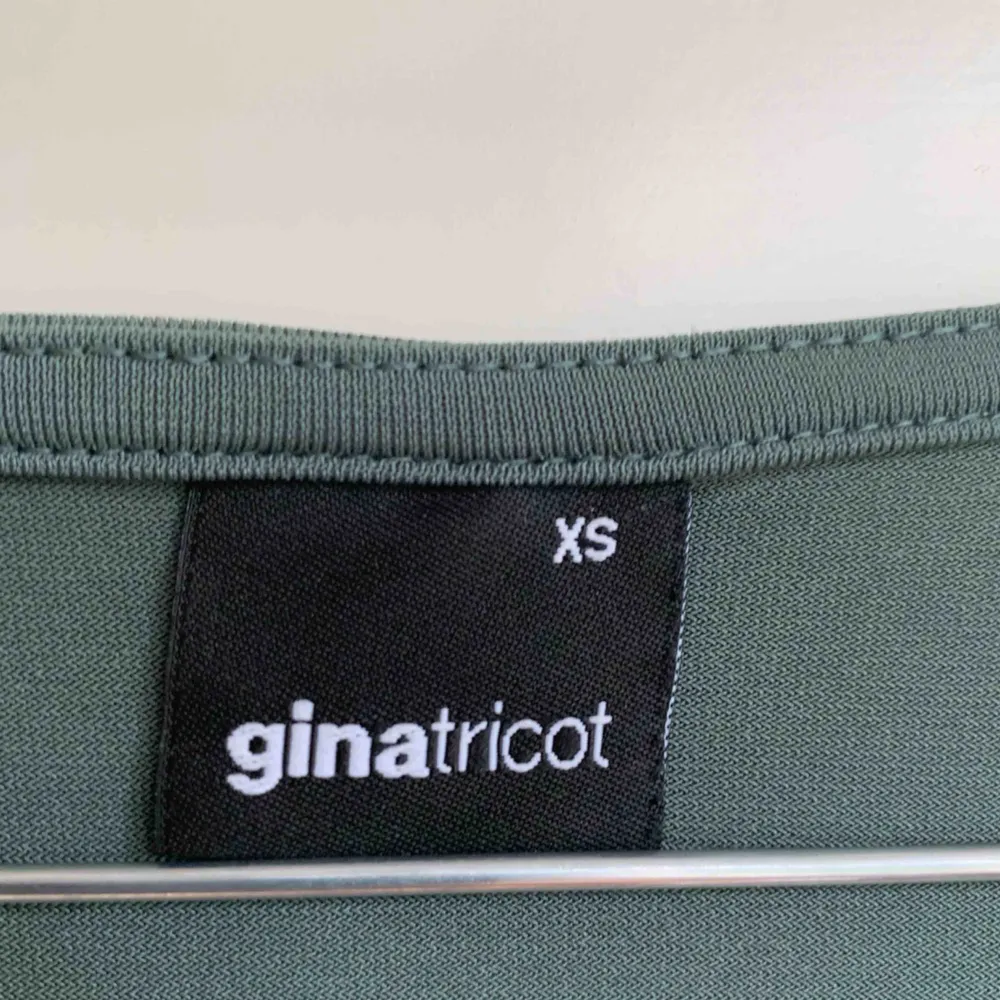 Snygg blus/topp från GinaTricot i storlek XS! Säljes på grund av att den ej används. Möts upp i Stockholm eller fraktar! 💚. Toppar.