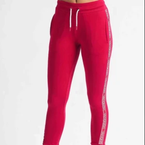 Jogger pants  - Sjukt sköna mjukis från fina märket vanquish fitness! Använda en gång men behöver pengar och har 100 mjukis hemma... 
