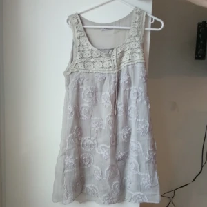  - Grå klänning med insydda blommor