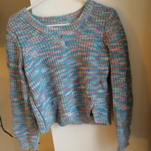  - Croppad, stickad tjocktröja
