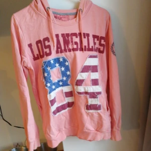  - Rosa hoodies från Bershka