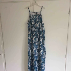  - Väldigt fin klänning från H&M som endast används en gång. Sitter lite tajtare i midjan än på resten av klänningen. Finns även två slits längs benen som går upp till lite över knäet. Jag möts ej upp men frakt ingår i priset. Jag tar swish. 