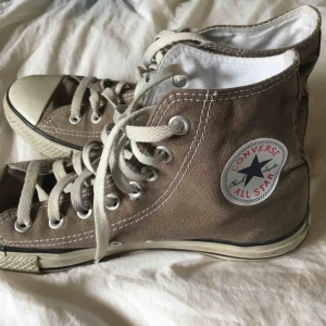  - Höga, gråa Converse som knappt är använda. De har blivit för små för mig så det finns inga fel på dem. Frakt ingår inte i priset utan läggs till och jag tar swish. 
