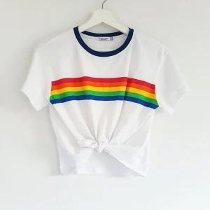  - Croptop från Bershka, ränder i regnbågens alla färger 💓