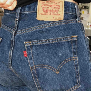  - Avklippta Levi’s 517’s! W32 men sitter som 31! Jättebra skick, dock några mystiska vita småfläckar på höger bakficka (se bild 1) Pris kan diskuteras! Skriv för mer info! 