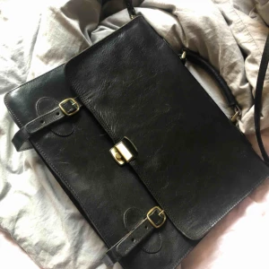  - Superfin Skinnportfölj köpt second hand men knappt använd ⭐️💼  Kan skicka eller mötas upp i Stockholm!