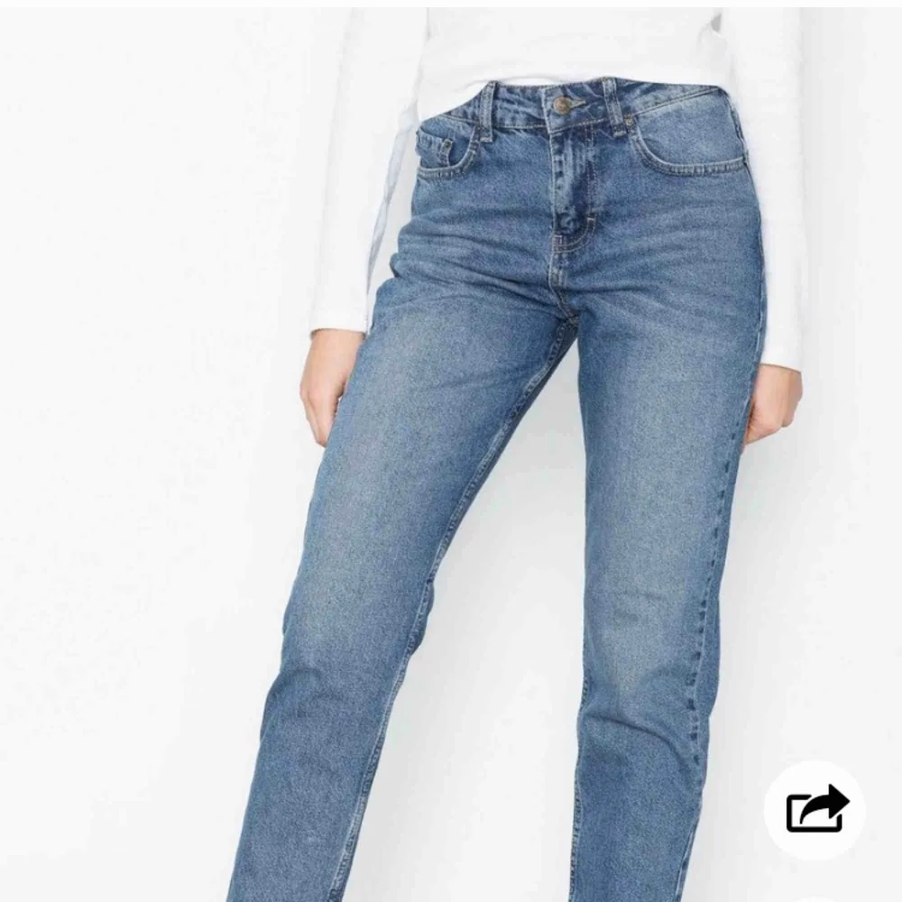 Supersnygga mom jeans ifrån Nelly.com i populära modellen high waist vintage denim. Använda ett fåtal gånger. Toppskick. Möts upp i Jönköping eller så betalar köparen frakten :) storlek 36. Köpta för 499kr. Jeans & Byxor.