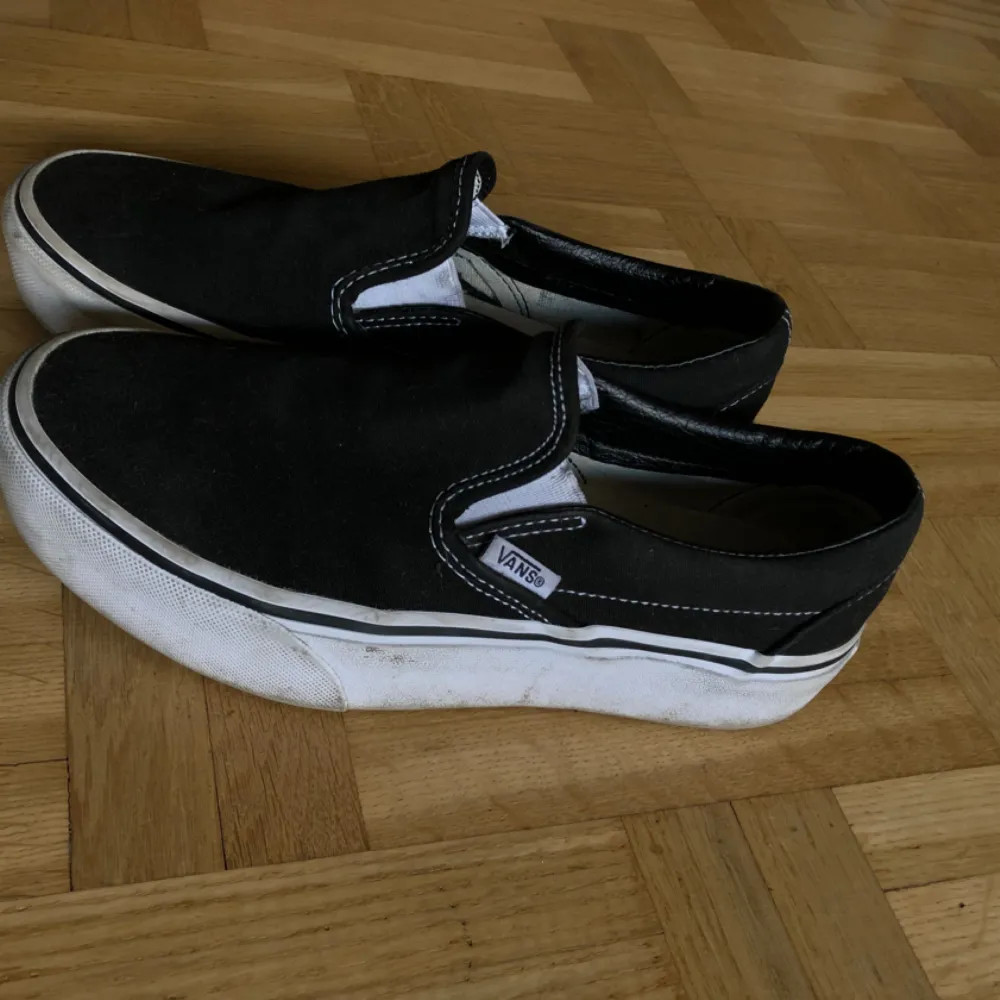 VANS: Nästan helt oanvända, endast använda ett fåtal gånger. Skorna ser lite smutsiga ut på bilden men kommer självklart tvätta av dom :) . Skor.