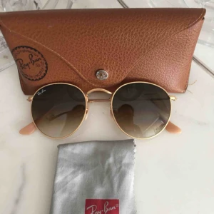  - Ray ban solglasögon , helt fräscha utan repor .