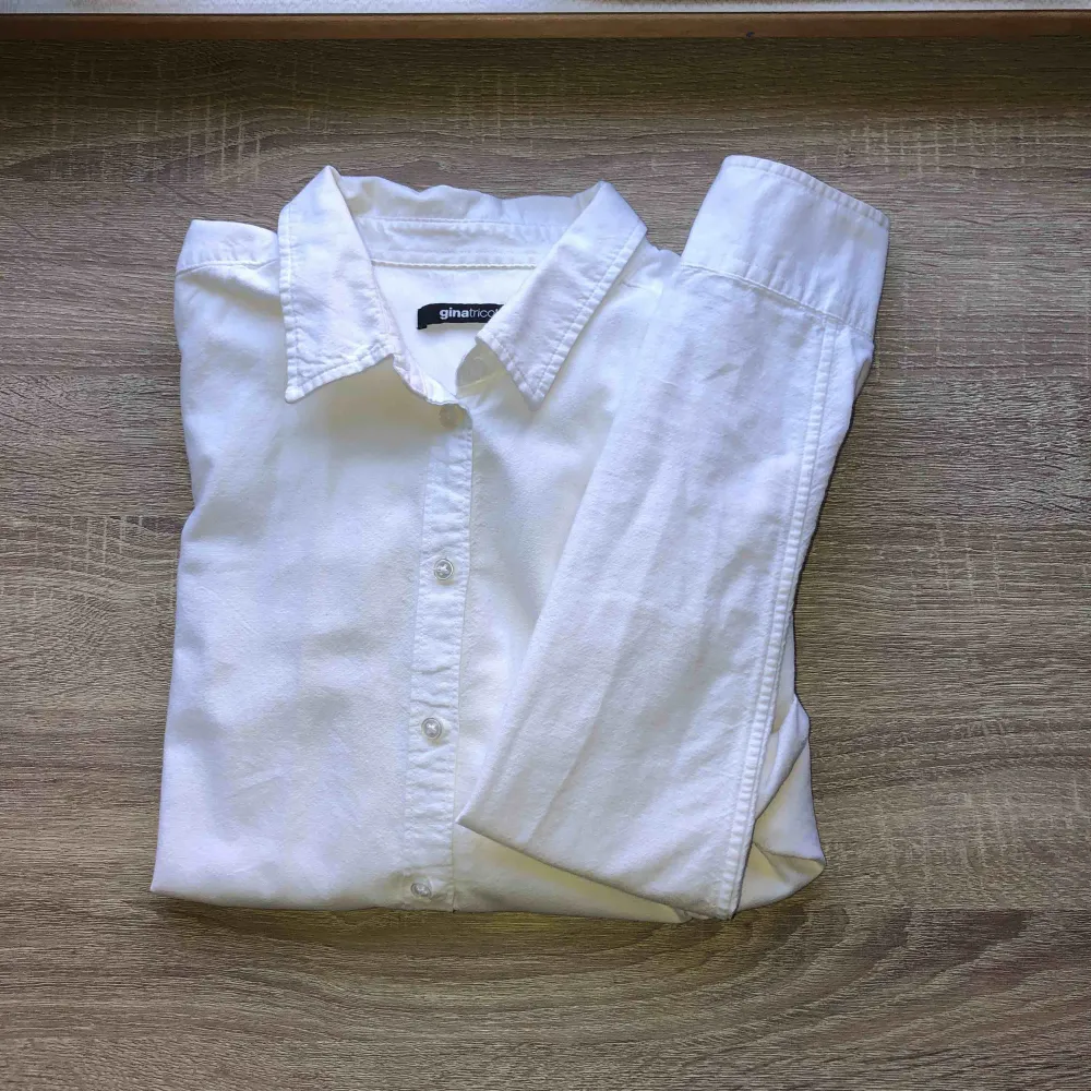 Vit skjorta storlek 42 men använt som oversized (är en 36a). Skjortor.