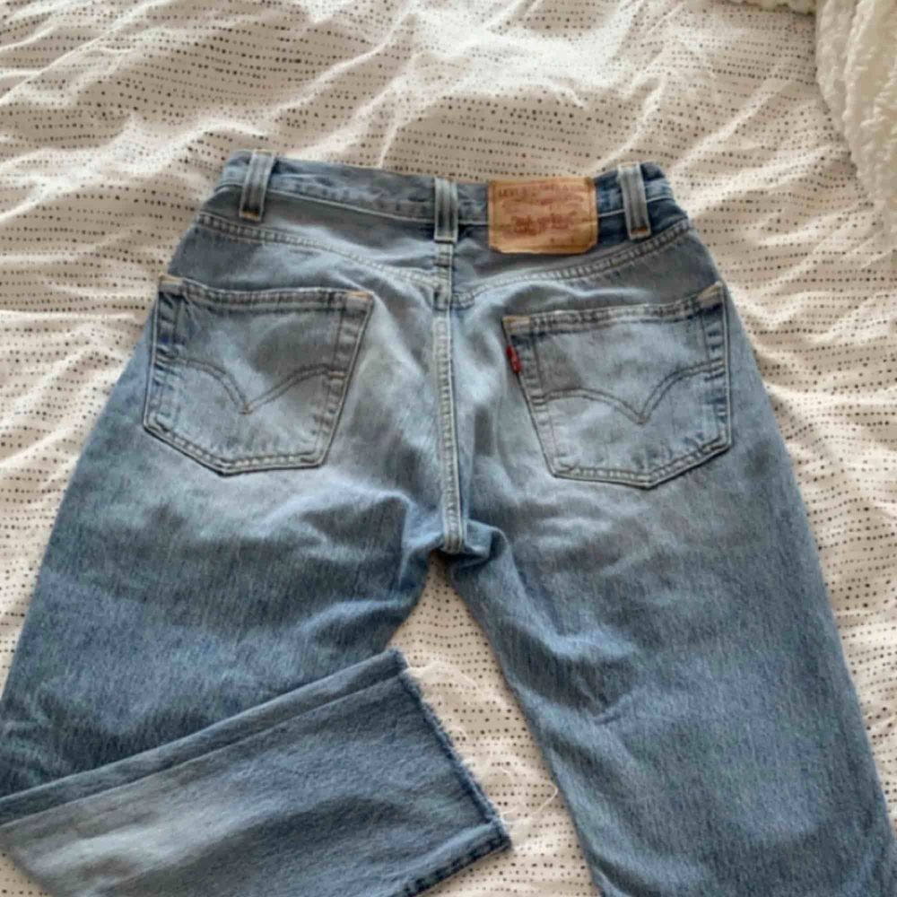 Jeans från Levis. Använda ett fåtal, köpt på vintage. Väldigt bra skick. Passar en storlek XS. . Jeans & Byxor.