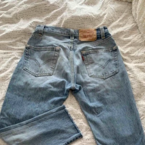  - Jeans från Levis. Använda ett fåtal, köpt på vintage. Väldigt bra skick. Passar en storlek XS. 