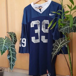  - Baseballtröja. Är samma tryck på baksidan. Kan skickas, men då står köparen för frakten. 