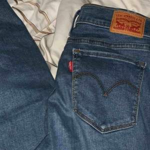 Levis jeans med lägre midja, nypris 1099 