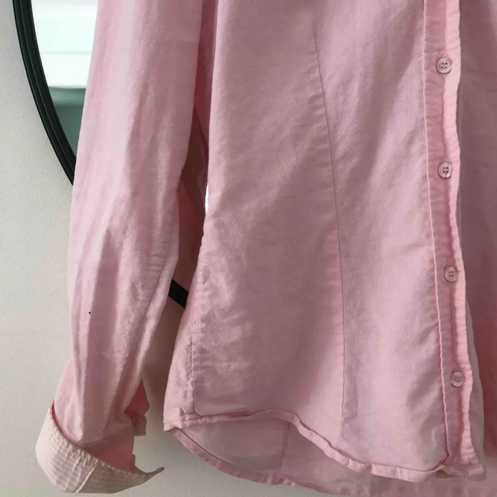 Ljusrosa Gant-skjorta med fina detaljer 🌞. Skjortor.
