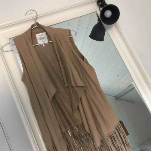  - Väst från bershka i strl M, aldrig använd. Exklusive frakt!