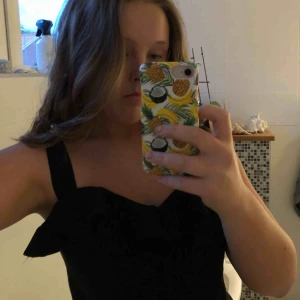  - Så fin byxdress som sitter som en smäck men säljes pga av den inte är min stil. Står att den är storlek 46 men brukar ha M så skulle säga att den är som en M. Dragkedja i bak som gör den lätt att ta på! Fin detalj i fram. Såå fin bara.